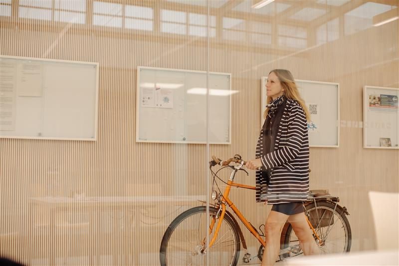 Jana Heimel mit Fahrrad vor dem Bildungscampus Heilbronn